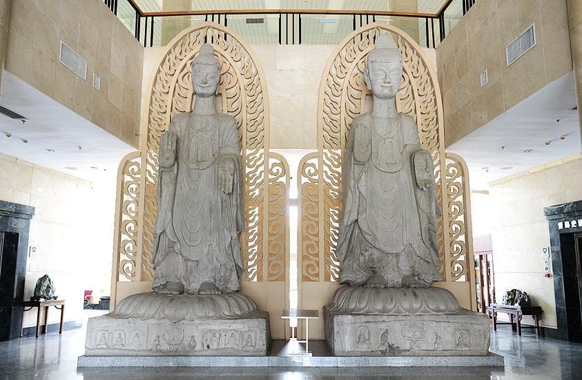 青岛市博物馆三件镇馆之宝：北魏石佛造像、宋钧窑鼓式瓷洗和明正统版万历刊《道藏》