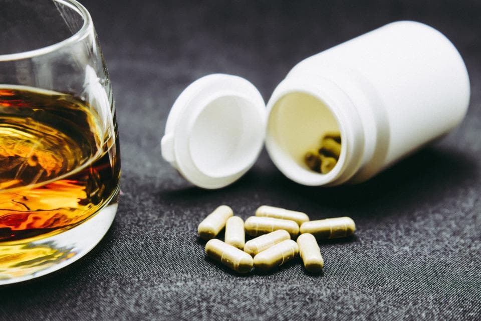 服药期间喝酒有多危险？3类人更易受伤害