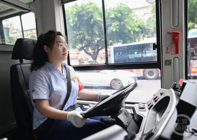 00后公交司机火了，这位“小孩姐”到底是谁？