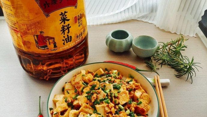 外婆乡小榨菜籽油版鸡蛋抱豆腐：9步做出家常美味