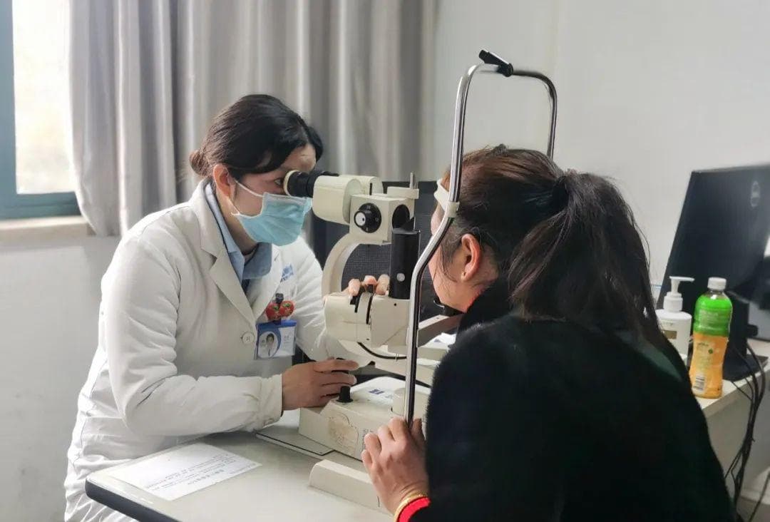 干眼症防治全攻略：专业治疗配合生活改善