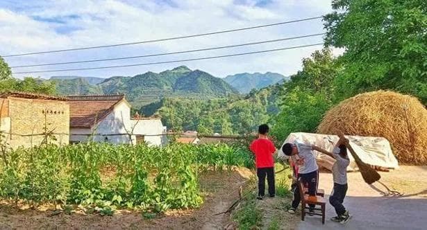 传统智慧探析：农村俗语“邻居两不交，亲戚三不走”的意思何在？