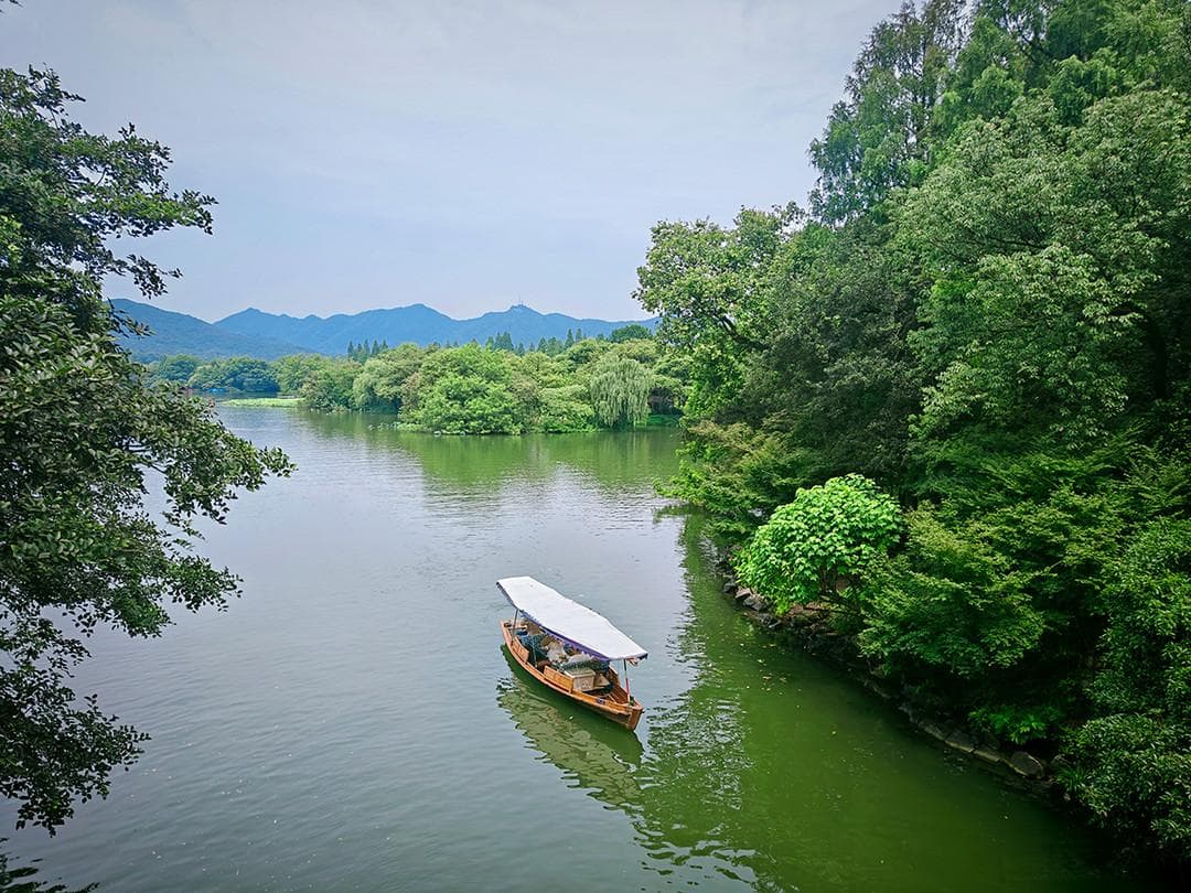 恰逢江南盛夏，探访杭州西湖的诗意风光与休闲生活