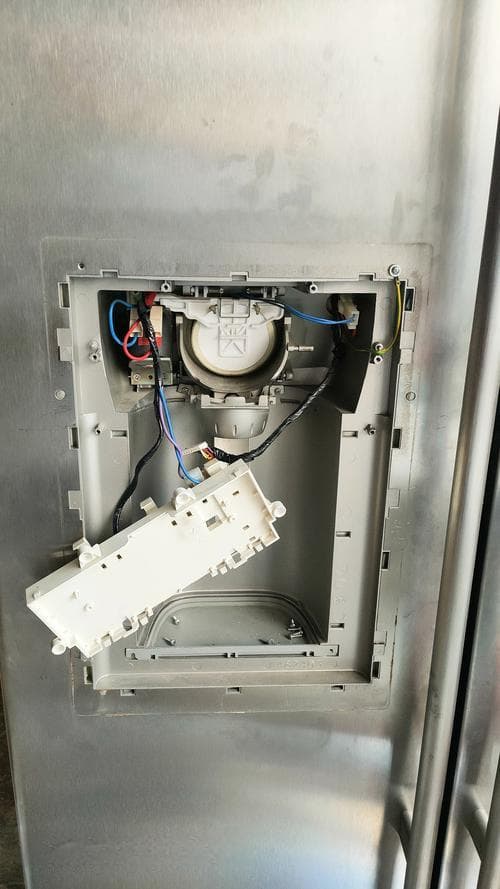 小型冰箱突然停止工作，如何自行排查和修复常见故障？