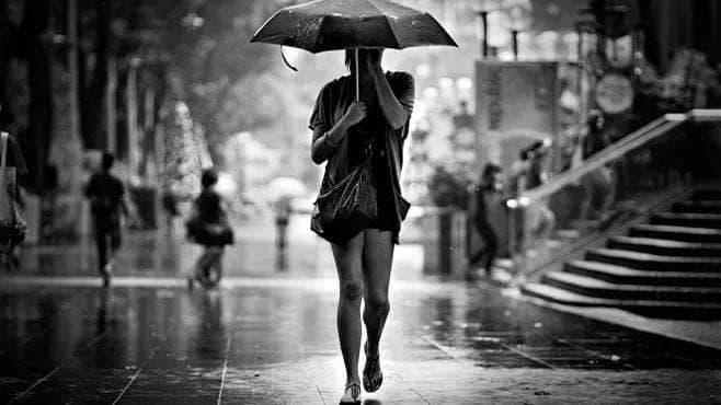 雨中漫步还是雨中狂奔？揭秘雨中少淋雨的正确姿势！