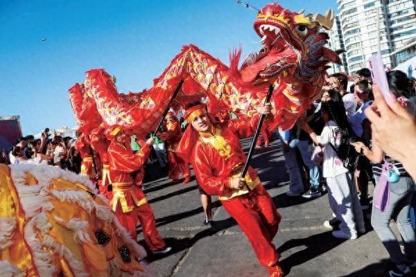 中国蛇年至，全球年味浓