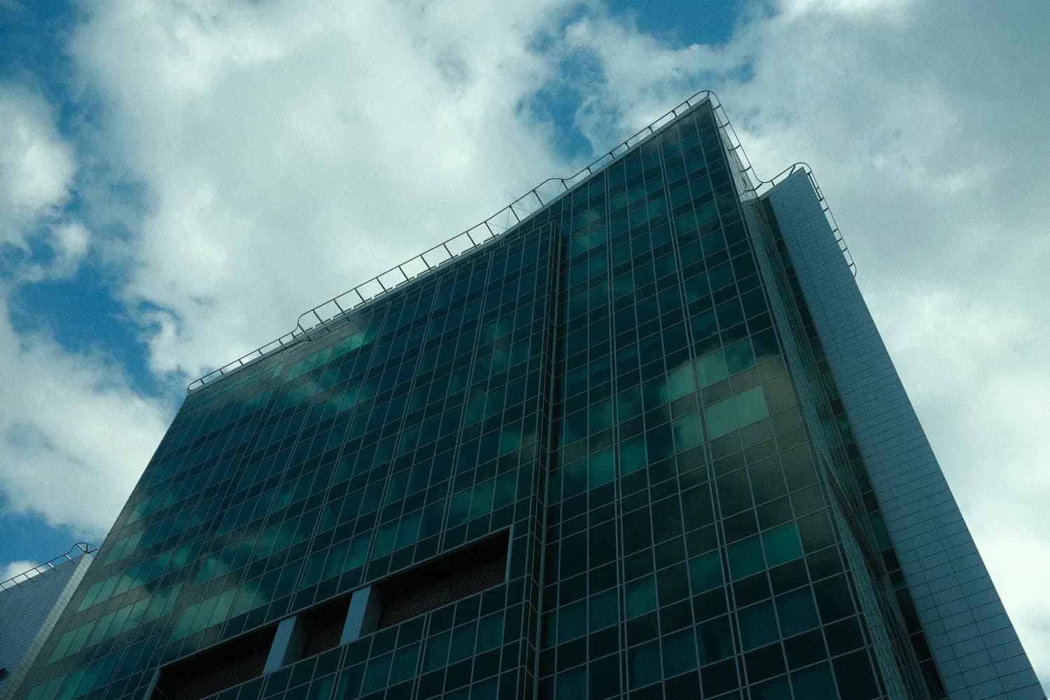 从IBM举报事件看职场“飞短流长”：如何建立健康职场文化