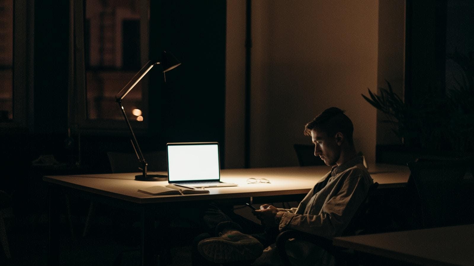 熬夜真的会导致性格变暴躁吗？科学解读熬夜与情绪的关系