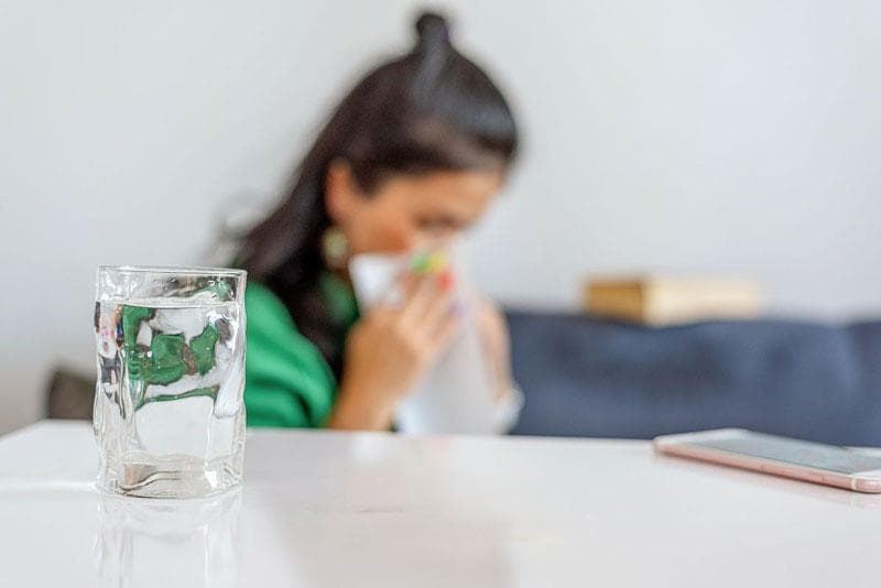 感冒补水有讲究：既要满足生理需求又要避免过量