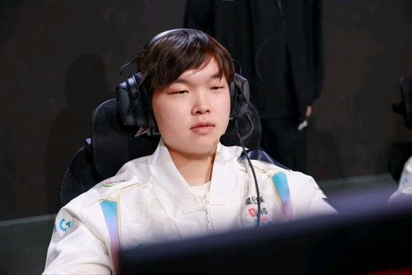 BLG 3-0 战胜 EDG：Bin 赛后采访谈五年职业历程，教练组详解备战策略