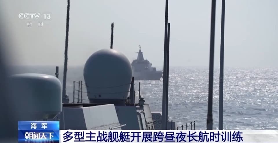 万吨大驱砺兵南海：咸阳舰、遵义舰、延安舰昼夜实弹训练显神威