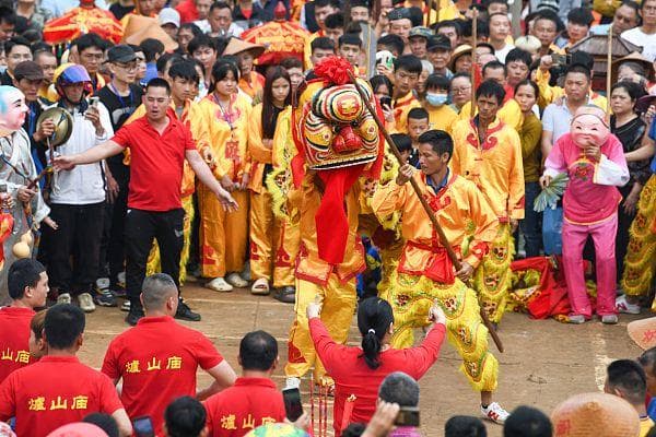 海口三江镇军坡节开幕，非遗虎舞人气最旺