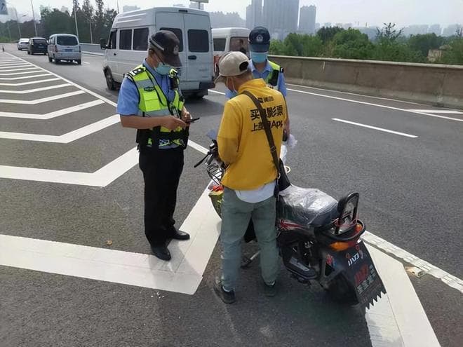 明确了！电动车上路，牌照是基本要求，还有“2证”才是严查重点