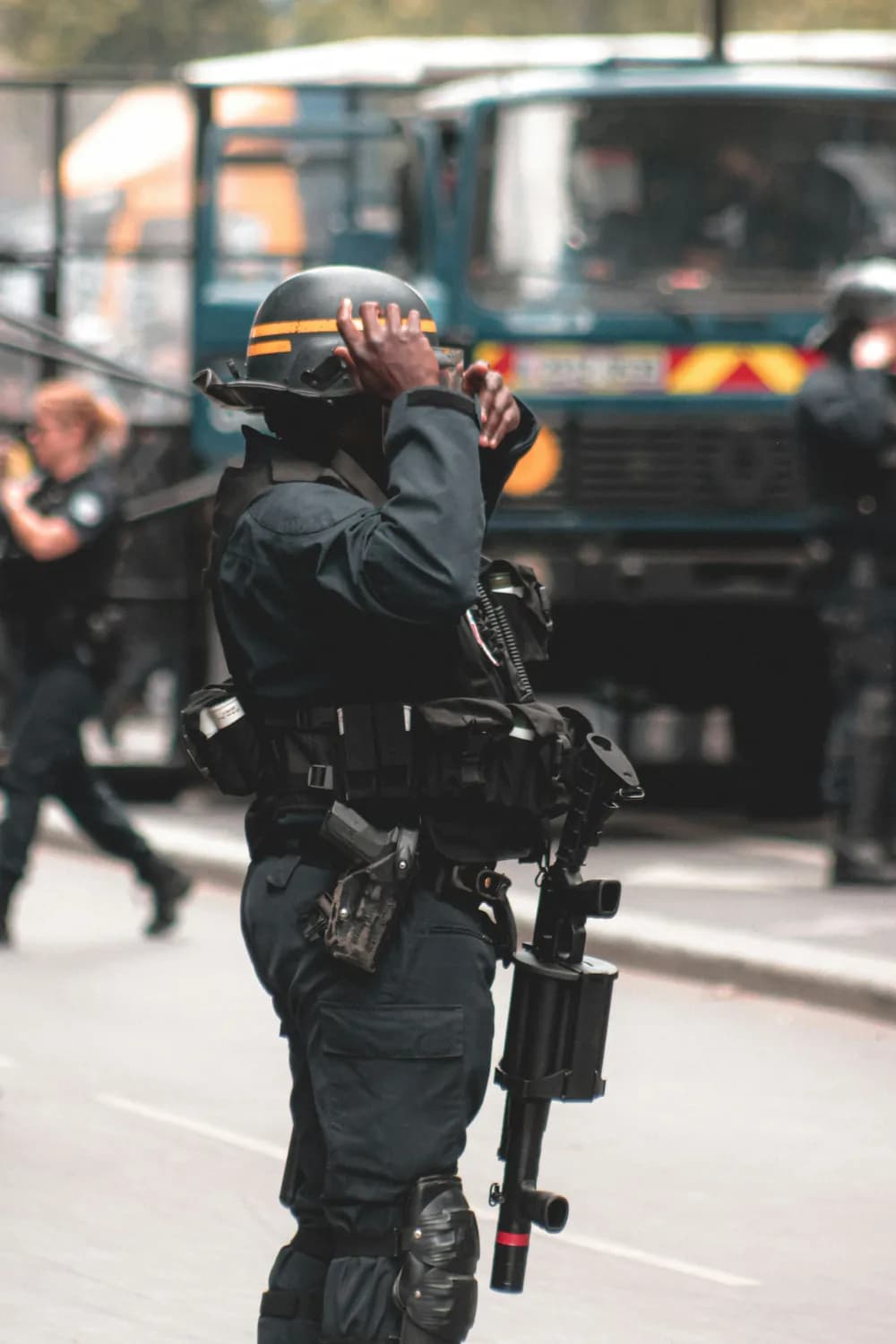 安志：画作里的英雄警察