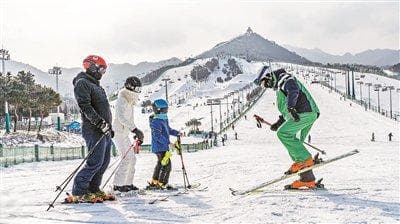 年轻滑雪教练涌上火热赛道