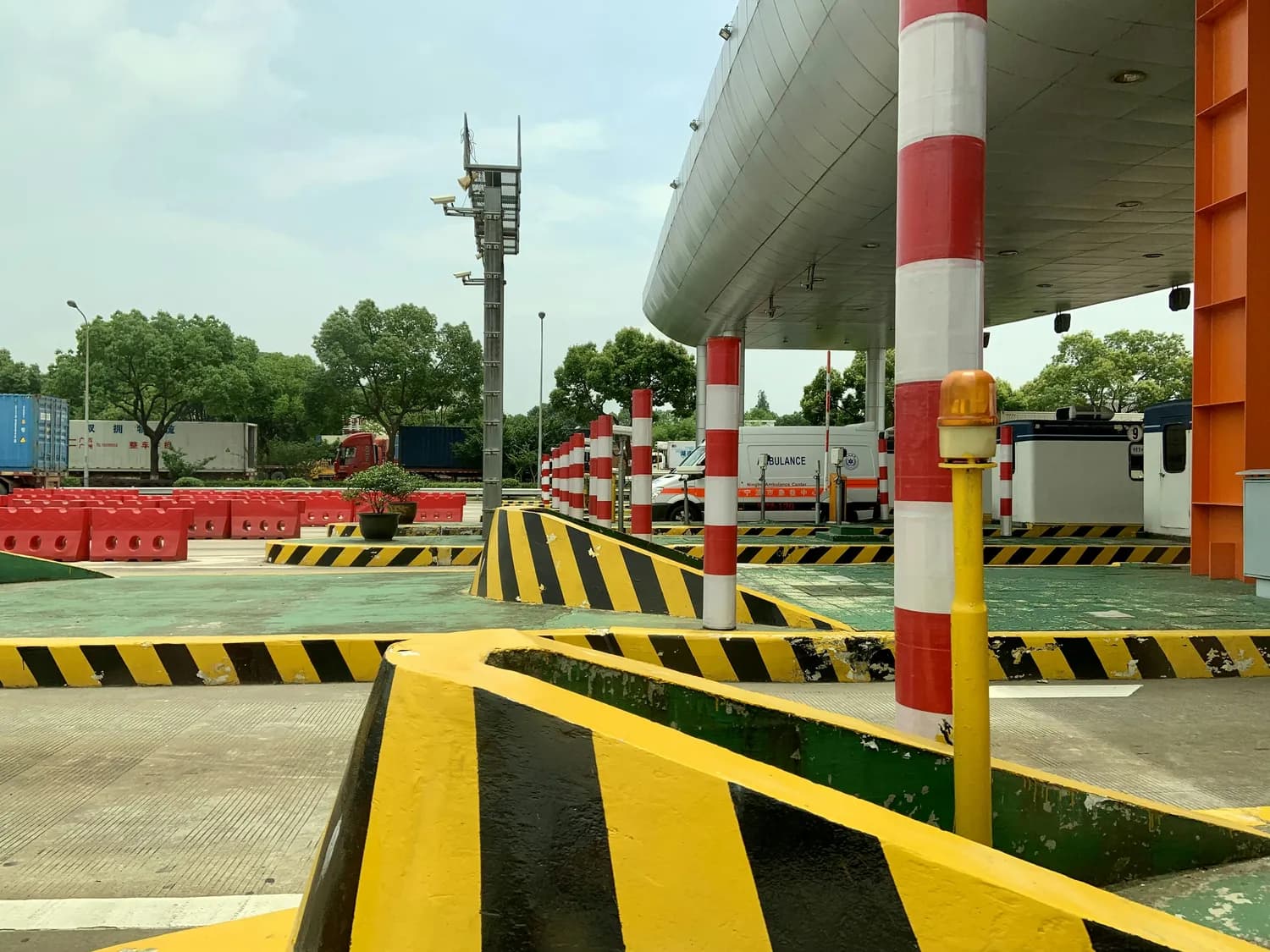 羽山路加油站安全进出指南