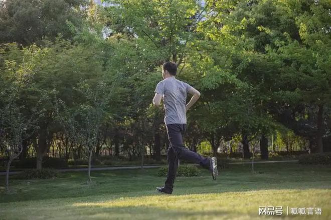 中年男性跑步指南：七大核心益处与科学准备清单
