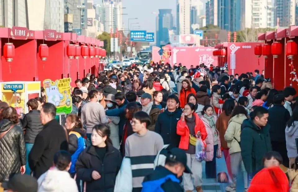 集市花市年味浓！苏州狮山市集首日迎客三万人次
