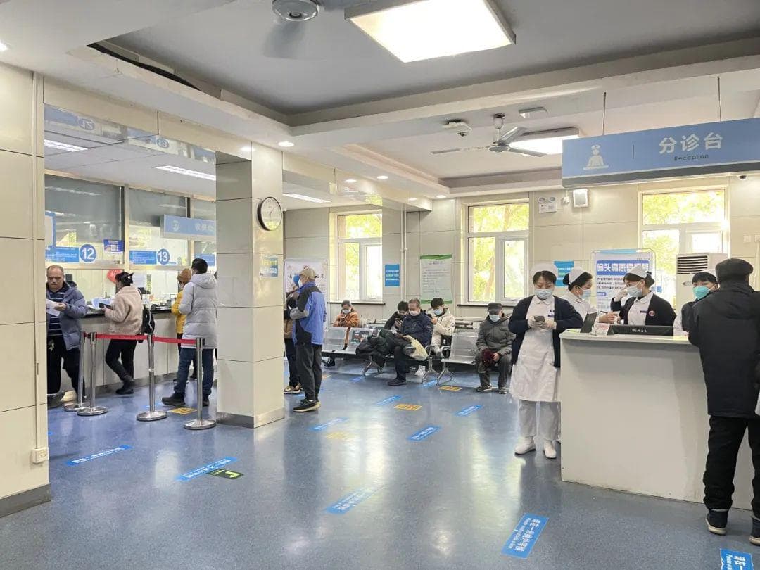 淡黄色，才是牙医公认的健康色号