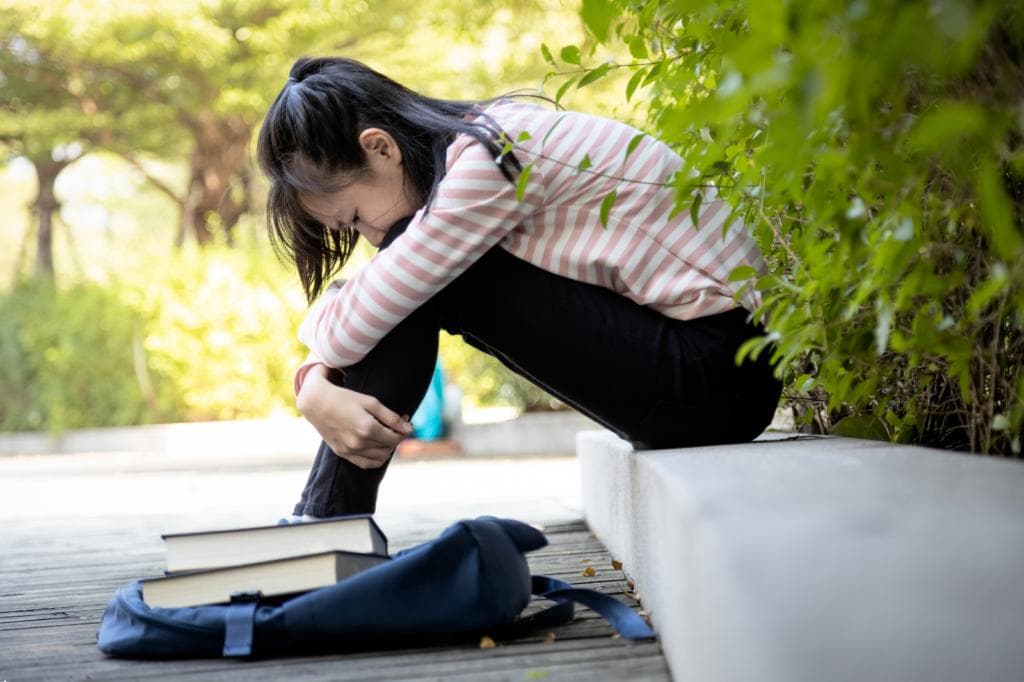 开学没多久孩子焦虑想不开！青春期孩子对未来的10大担忧，家长必须理解！