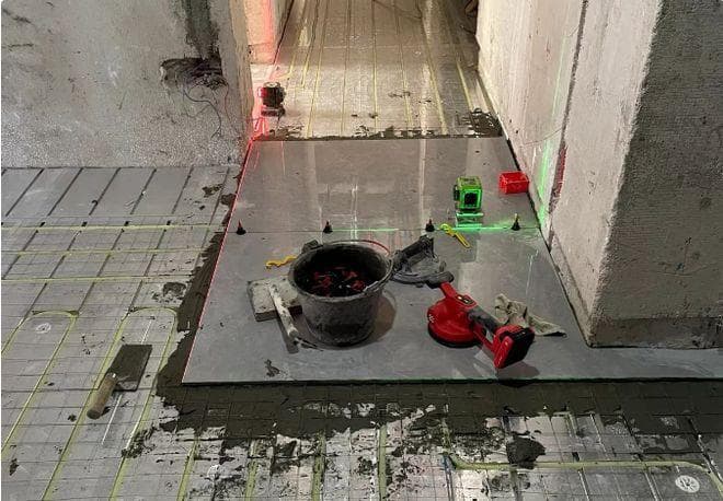 地暖地面铺瓷砖还是木地板？供暖公司建议做好这3点，能提升2~3℃！
