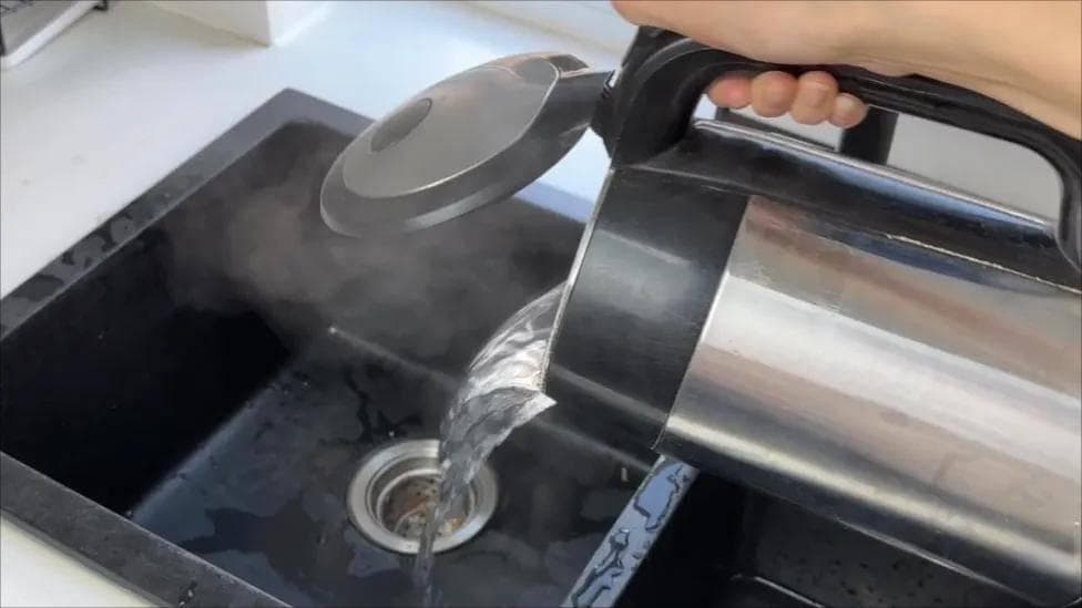 烧一样重的水，使用电和天然气哪种方式更划算？详细分析解决困扰
