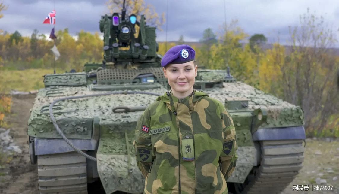 挪威未来的女王履行义务兵役，担任步兵战车炮手