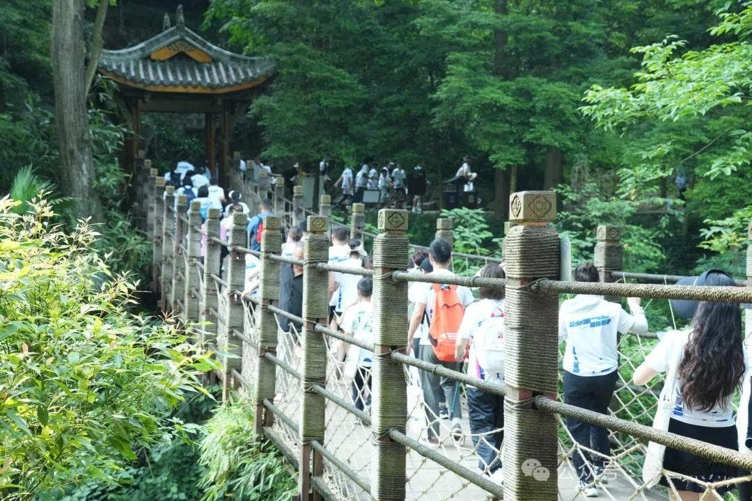街子镇获省级户外基地授牌，推出5条特色徒步路线