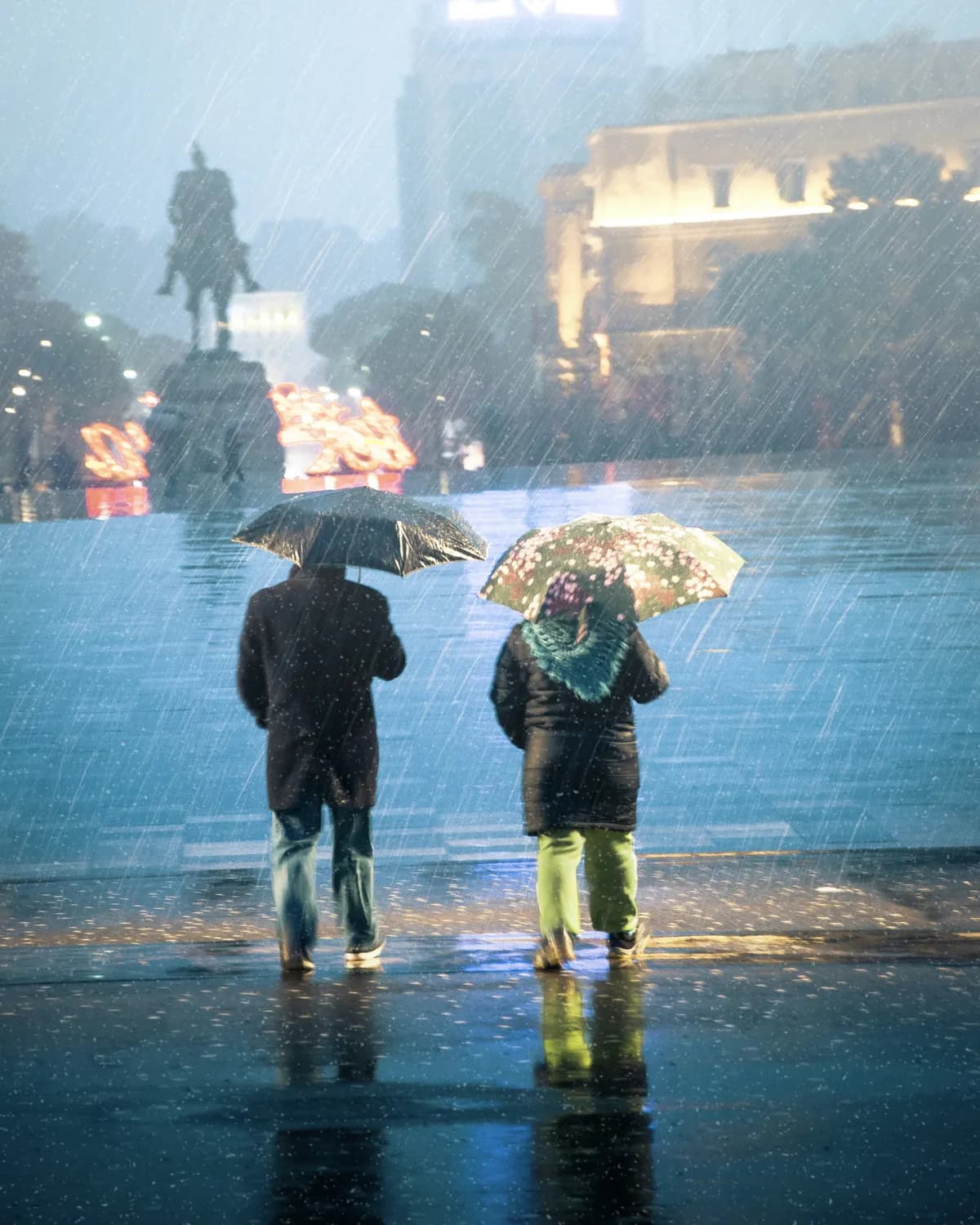 暴雨中的坚守：天安门升旗仪式背后的故事