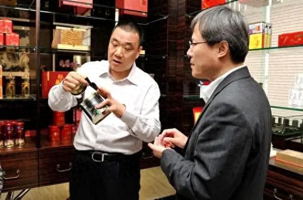 广东普宁富豪倒了，财务造假300亿，套现26，入狱12年还不算完事