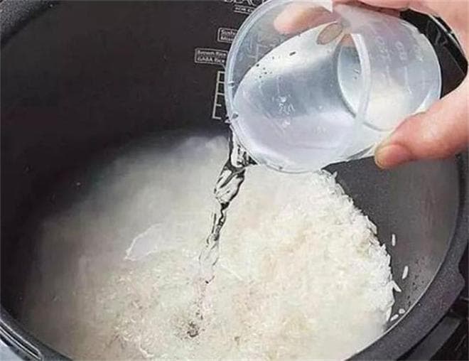 煮米饭时别总加水了，教你饭店不外传的秘诀，米饭松软香甜真好吃
