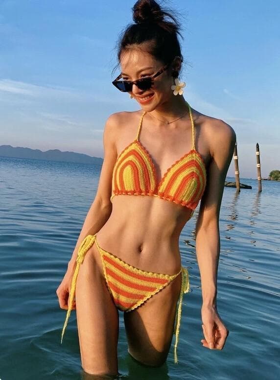 原来泳衣可以这样搭！10种比基尼穿搭图鉴一次看，多加一件单品让沙滩造型更时髦