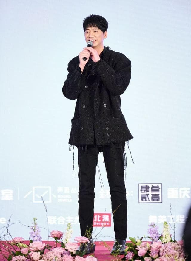 今年，苏见信带来「尽兴而活」巡回演唱会