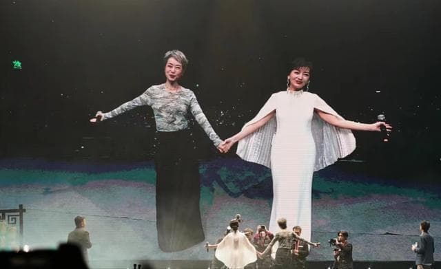 赵雅芝和儿子同框 三个优秀儿子让她骄傲