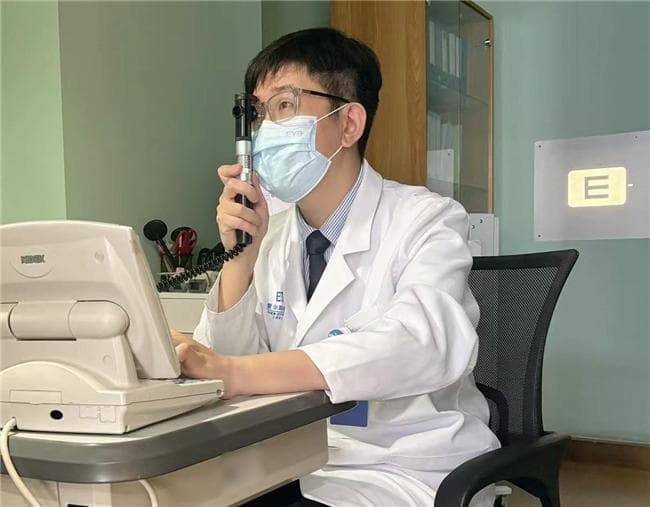 高度近视+老花配镜竟像“闯迷宫”？看爱尔英智眼科验光师怎么做