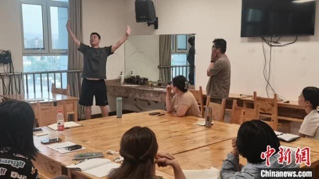 白天上班晚上学艺 “成年人的少年宫”持续走红“一课难求”