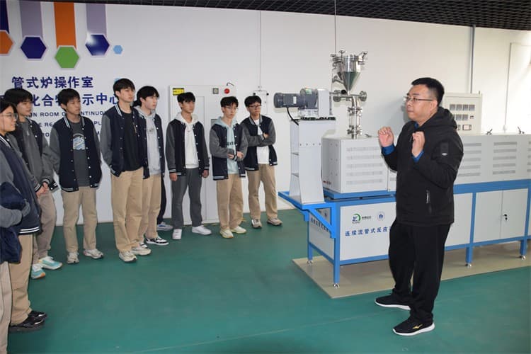 郑州中学学子走进科技公司：探秘材料与药物的化学世界