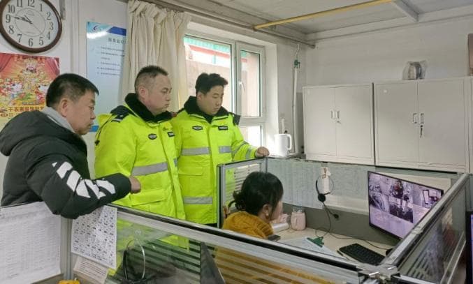 风雪冰冷 、温暖不减，他们为群众“守好路”“站好岗” | 预热春运