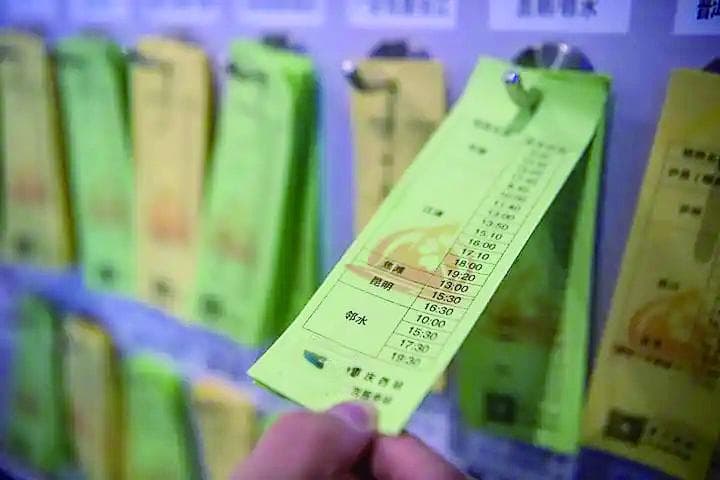 重庆西站“交通小纸条” 坐哪班车如何换乘一目了然