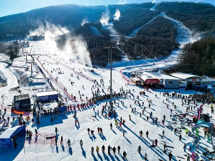化雪为“金”：中国冰雪运动经济蓬勃发展