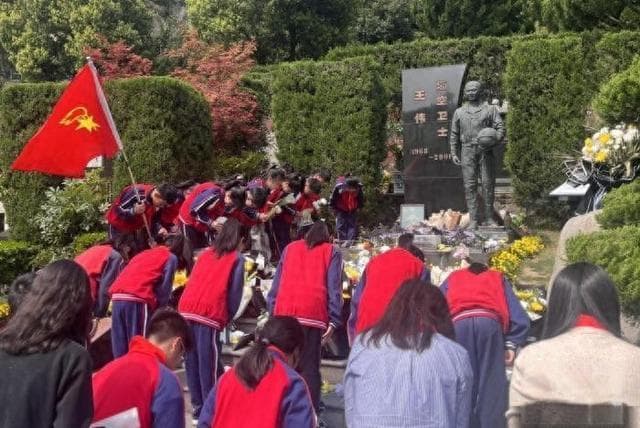 王伟烈士墓前战机模型成“海洋”，民众自发祭扫缅怀英雄