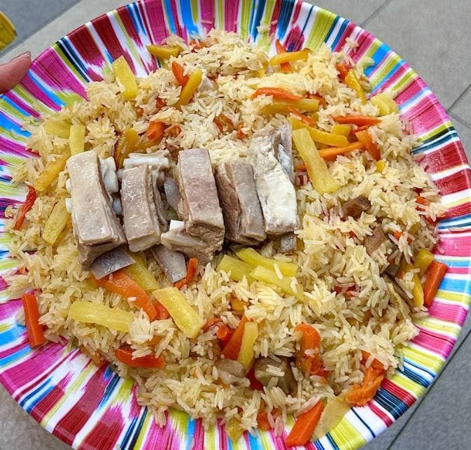 乌鲁木齐大巴扎的异域风情：手抓饭与羊肉串的草原盛宴