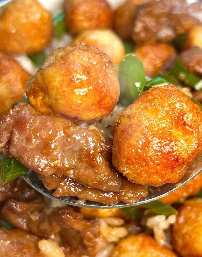 鹌鹑蛋炒肉：一道家常菜的美学与哲学