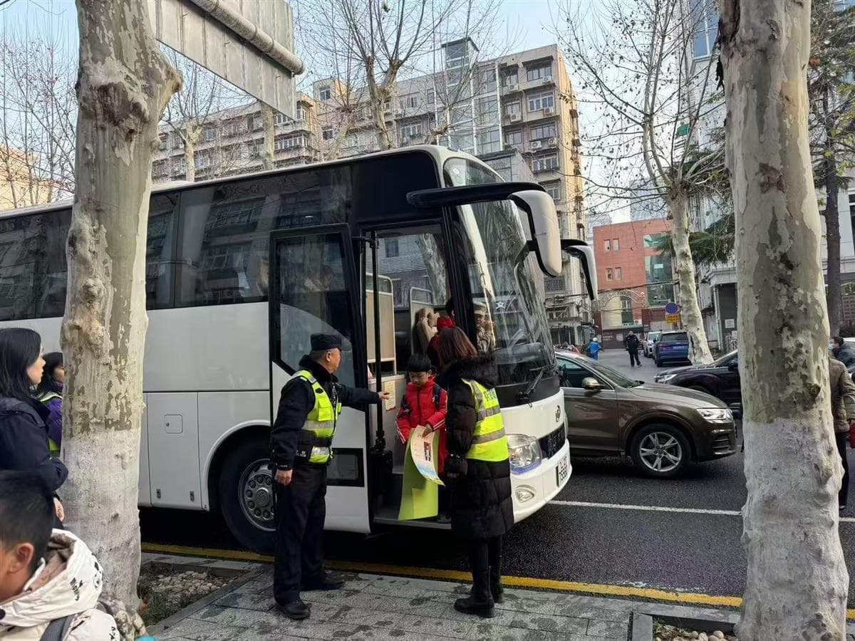 武汉公安多措并举护航全市中小学生安全开学