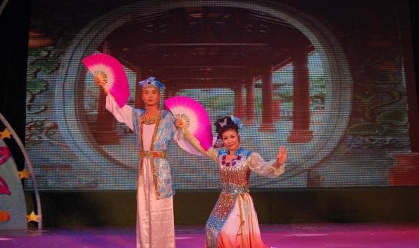 东北人宁舍一顿饭，也要看的“二人转”，是一门怎样的艺术？
