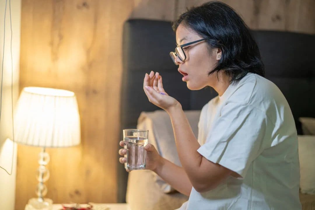 临睡前吃药真的会伤肝吗？
