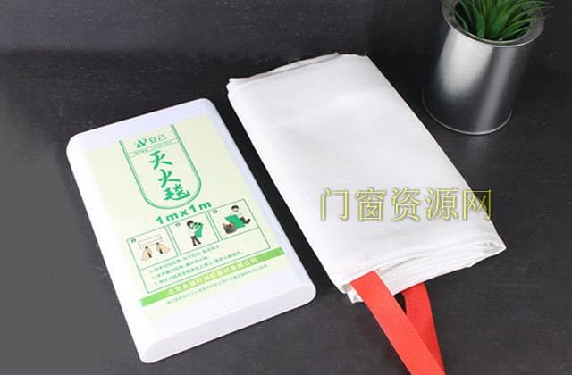 摸防火毯后手刺痛如何回事 防火毯上的玻璃纤维扎手如何处理