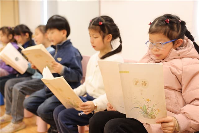 上海人带小囡进沪语训练营学纯正上海话？