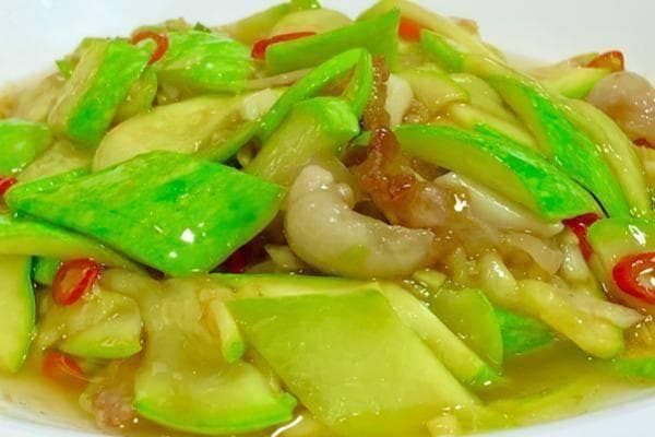 炒西葫芦，就是这样一道集简单、快捷与美味于一身的佳肴