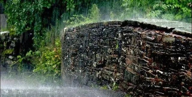 中国降水最少和最多的地方：新疆托克逊与四川雅安的对比